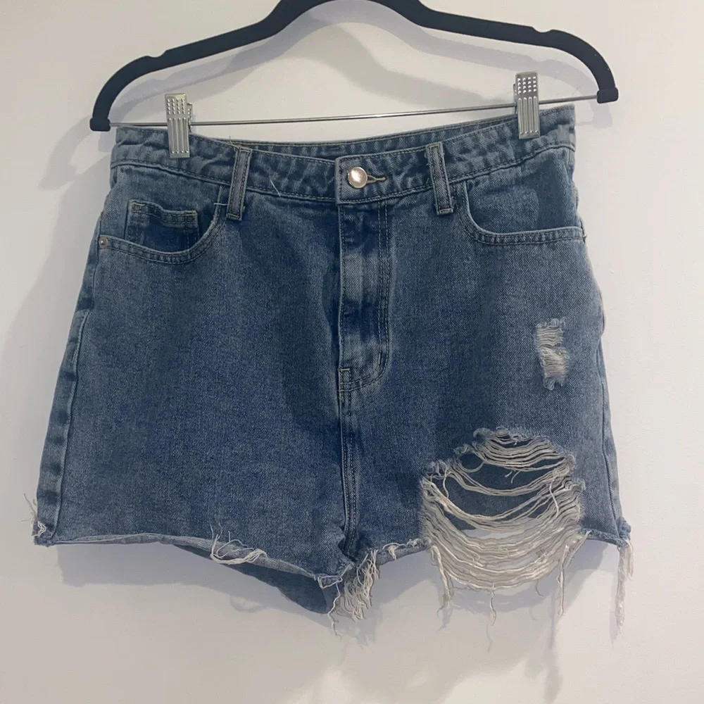PrettyLittleThing Vintage Wash Ripped Denim Mom Shorts • Size 8